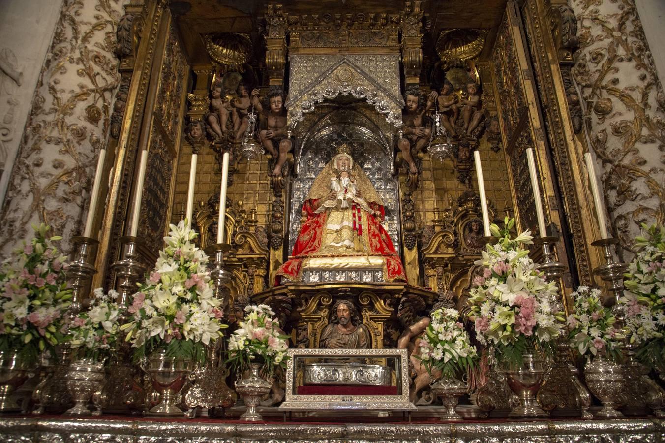 La Virgen de los Reyes en su camarín