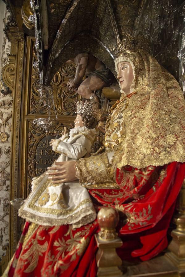 La Virgen de los Reyes en su camarín