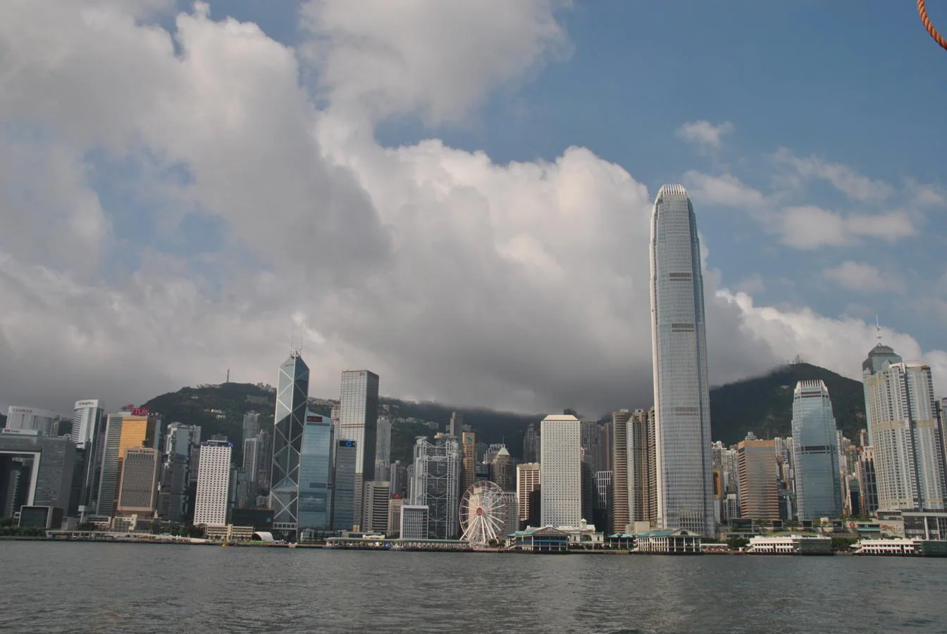 Skyline de Hong Kong. Cedida por China a Reino Unido en 1842, la isla de Hong Kong permanecieron bajo soberanía británica hasta 1997 cuando volvieron al dominio chino pero manteniendo un sistema político propio y un status especial
