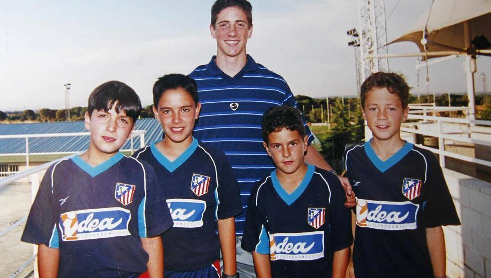 Un joven Torres posa con jugadores de la cantera rojiblanca, entre los que destaca Koke. 