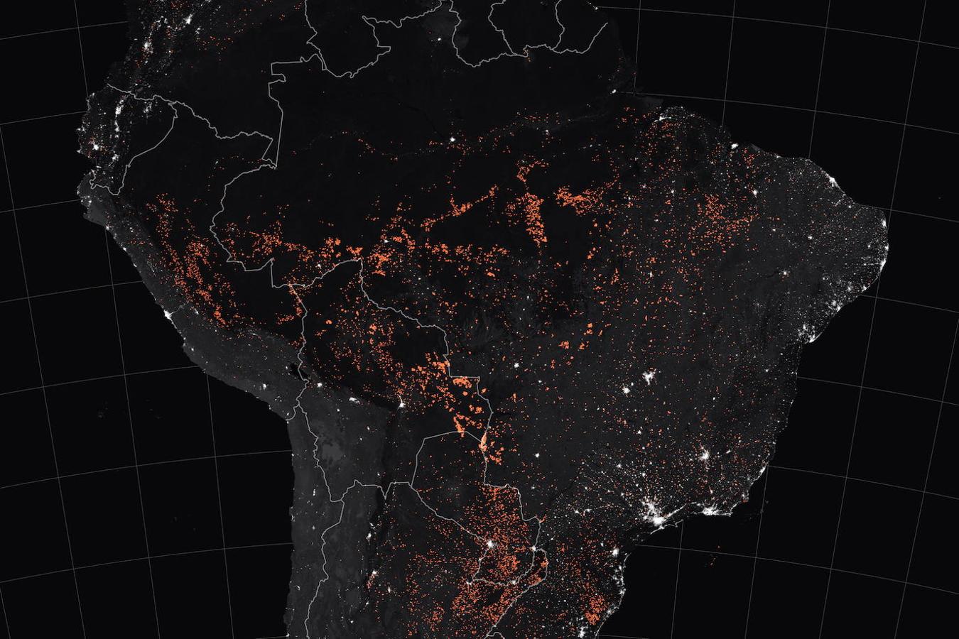 Una imagen del folleto puesta a disposición por el Observatorio de la Tierra de la NASA de un mapa que muestra detecciones de incendios activos en Brasil según lo registrado por los satélites Terra y Aqua MODIS entre el 15 y el 19 de agosto de 2019. 