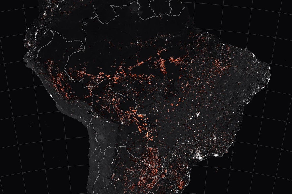 Una imagen del folleto puesta a disposición por el Observatorio de la Tierra de la NASA de un mapa que muestra detecciones de incendios activos en Brasil según lo registrado por los satélites Terra y Aqua MODIS entre el 15 y el 19 de agosto de 2019. 