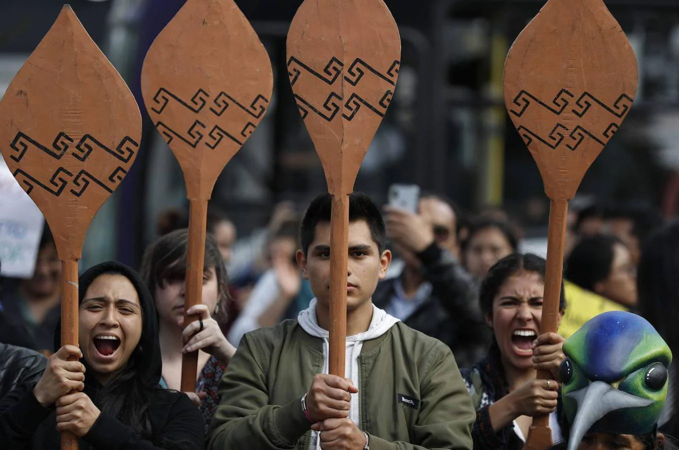 Organizaciones ambientales y activistas participan en una manifestación para apoyar a los pueblos indígenas afectados por los incendios desatados en la Selva del Amazonas de Brasil, este viernes frente a la embajada de Brasil en Lima (Perú). 