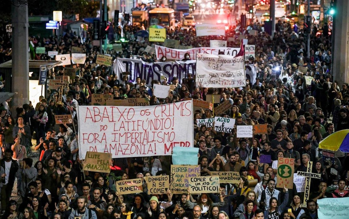 La intensificación de los incendios provocados por la sequía, las altas temperaturas y el avance de la deforestación despertaron una reacción en masa de la comunidad internacional, que critica el discurso de Bolsonaro y la falta de reacción del Gobierno para enfrentar el desastre natural. 