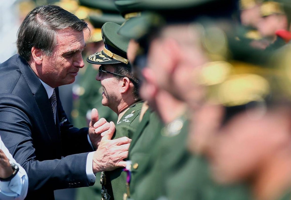 El presidente de Brasil, Jair Bolsonaro, dijo este sábado que estaba dispuesto a enviar al ejército para combatir los incendios que asolan el Amazonas. 