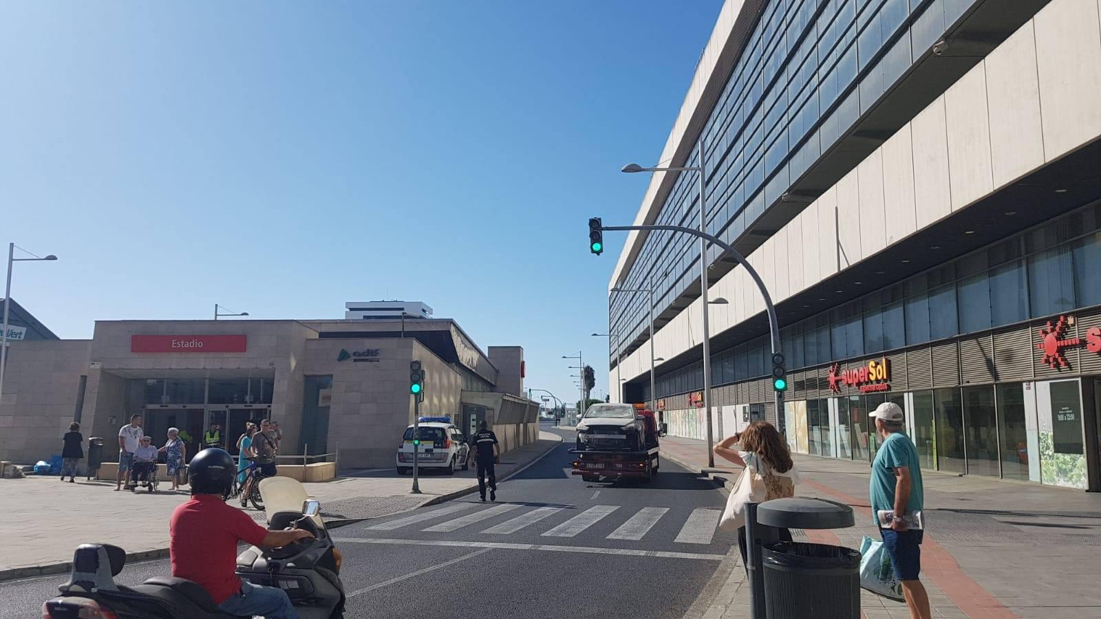 Un coche se estrella contra el apeadero de Renfe del Estadio