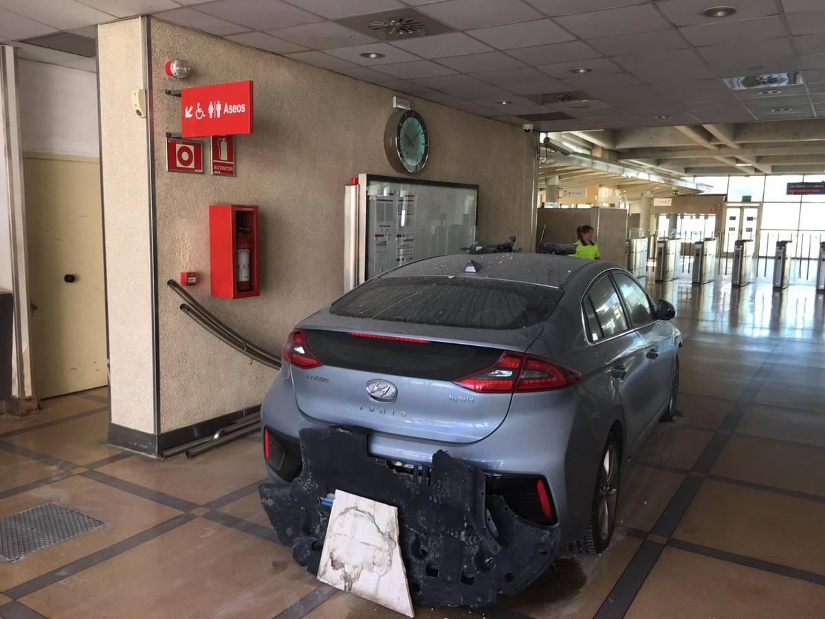 Un coche se estrella contra el apeadero de Renfe del Estadio