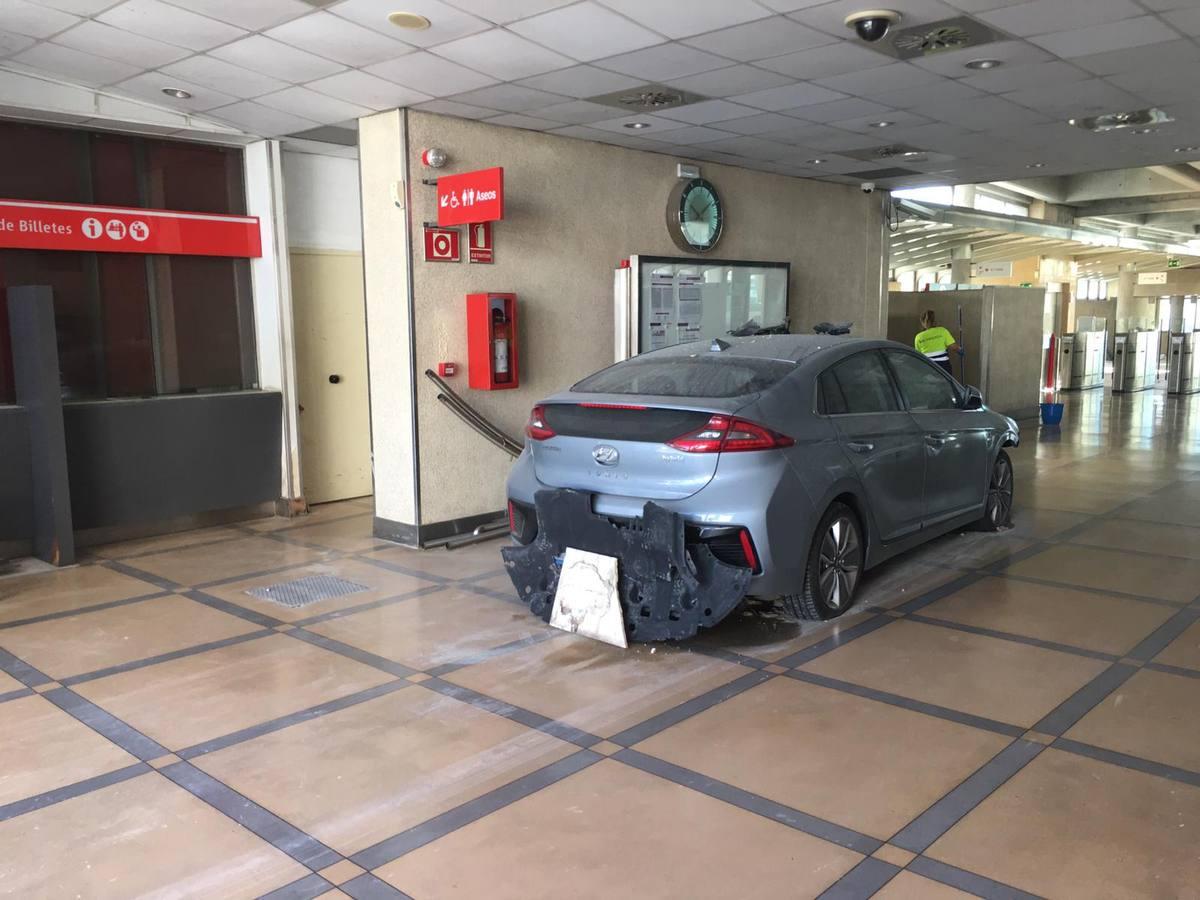 Un coche se estrella contra el apeadero de Renfe del Estadio