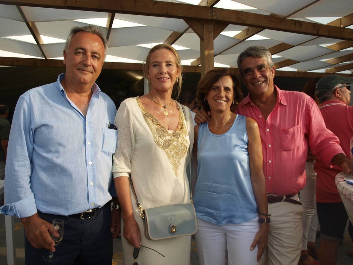 El Registrador de la Propiedad en Sanlúcar Nicolás Rodríguez junto a su mujer Ángela Gracián, Mercedes Guerrero y Mikel Artaza