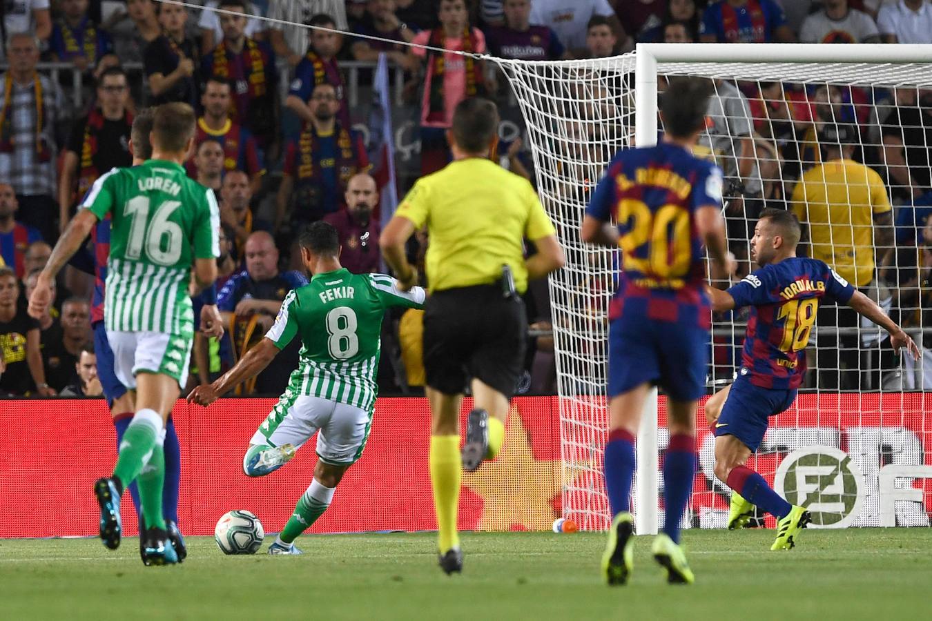 En imágenes, la derrota del Real Betis antes el FC Barcelona en el Camp Nou (5-2)