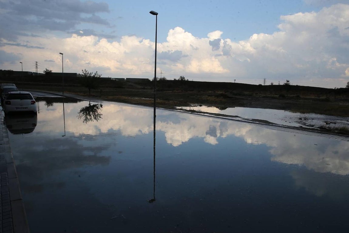 Calle de Valdemoro totalmente inundada tras la tormenta. 