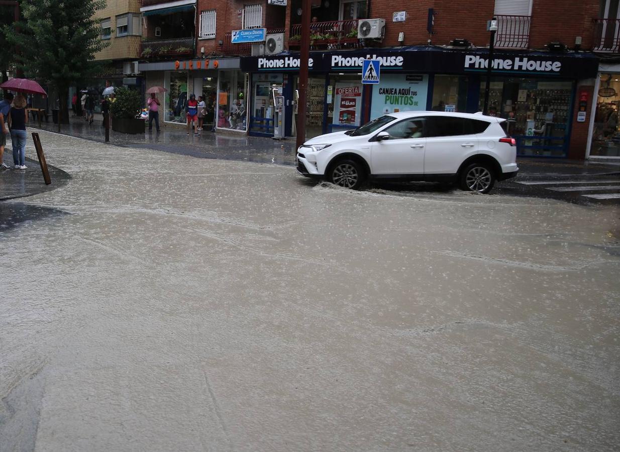 Corte en la vía de servicio de acceso a Valdemoro y calles inundadas en el pueblo por la tormenta. 
