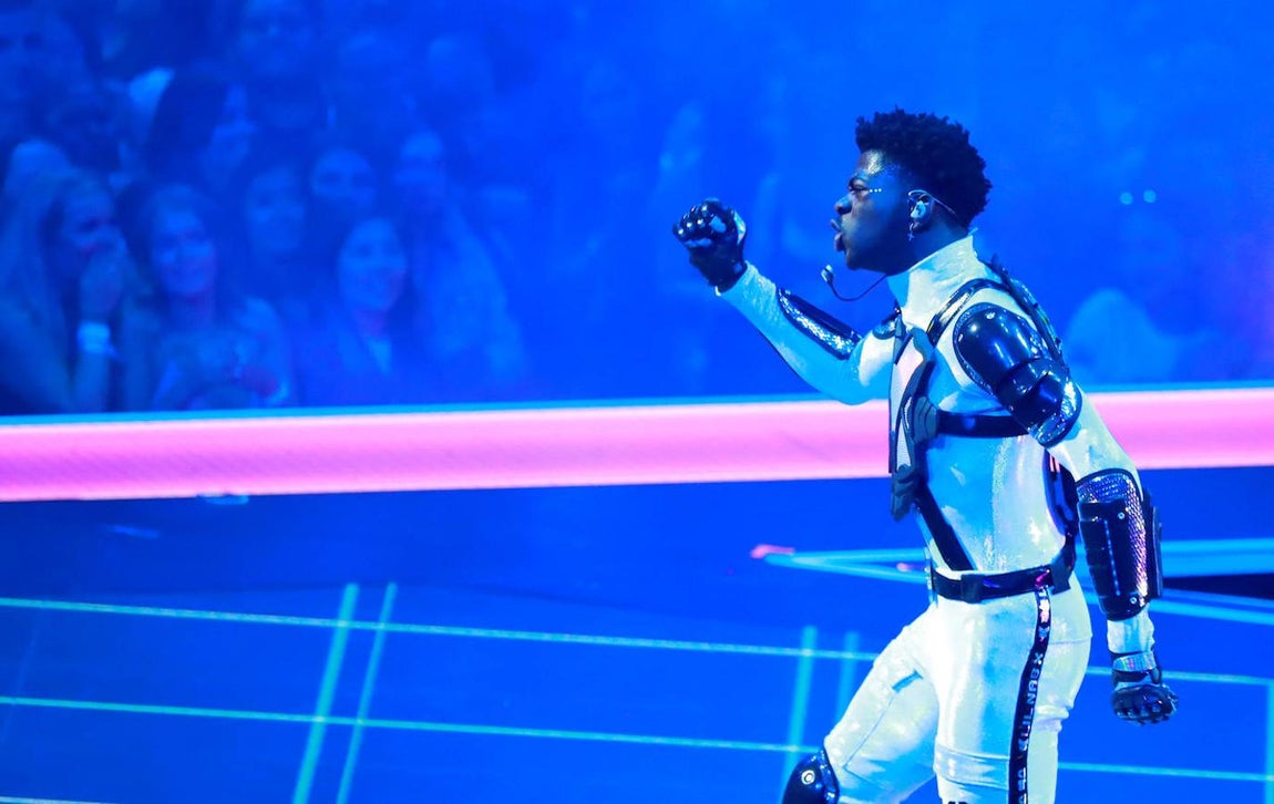 Lil Nas en plan futurista ganó el premio a canción del año por «Old Town Road». 