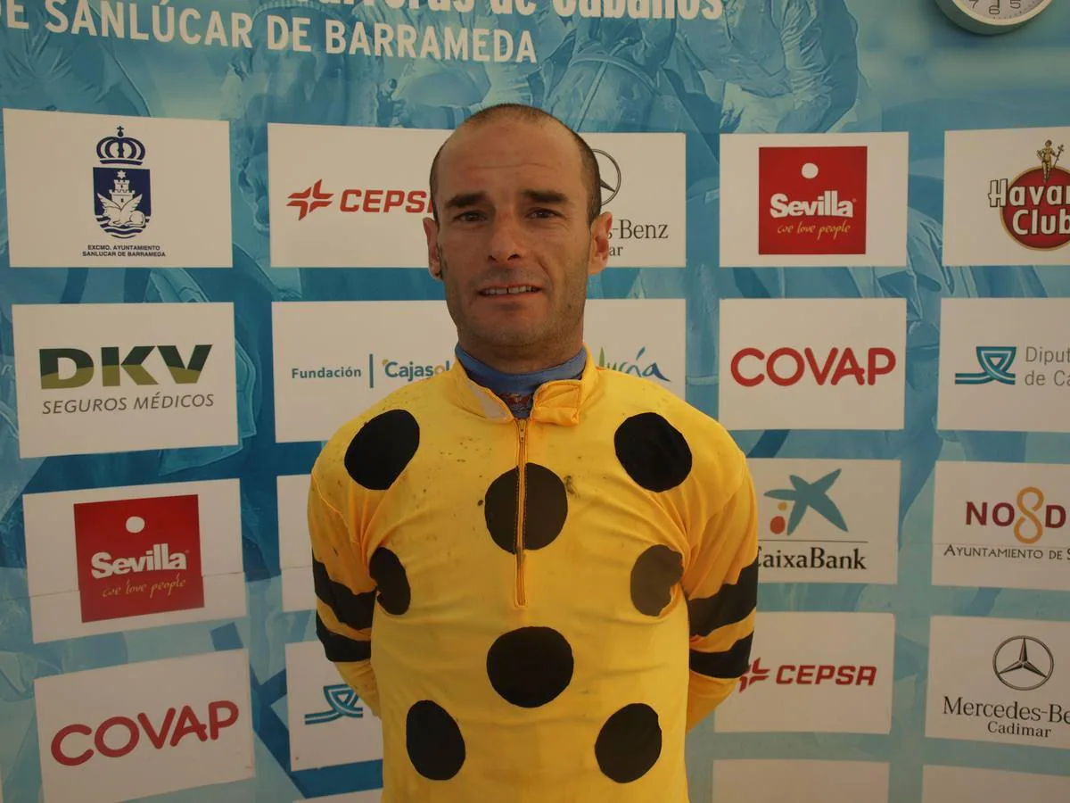 El jockey Borja Fayos, gran triunfador de la tarde