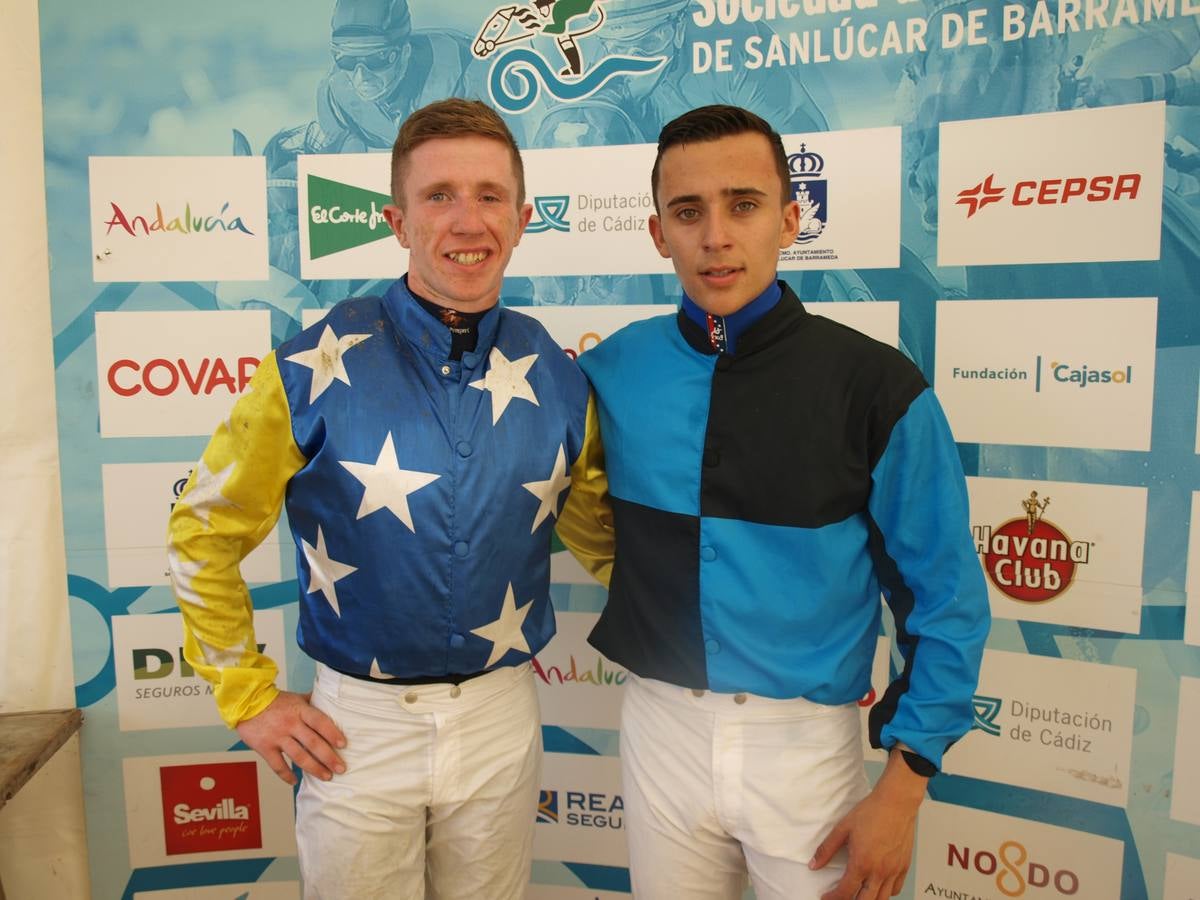 Los jockeys Mark Galligan y Pablo Laborde momentos después de competir.. 