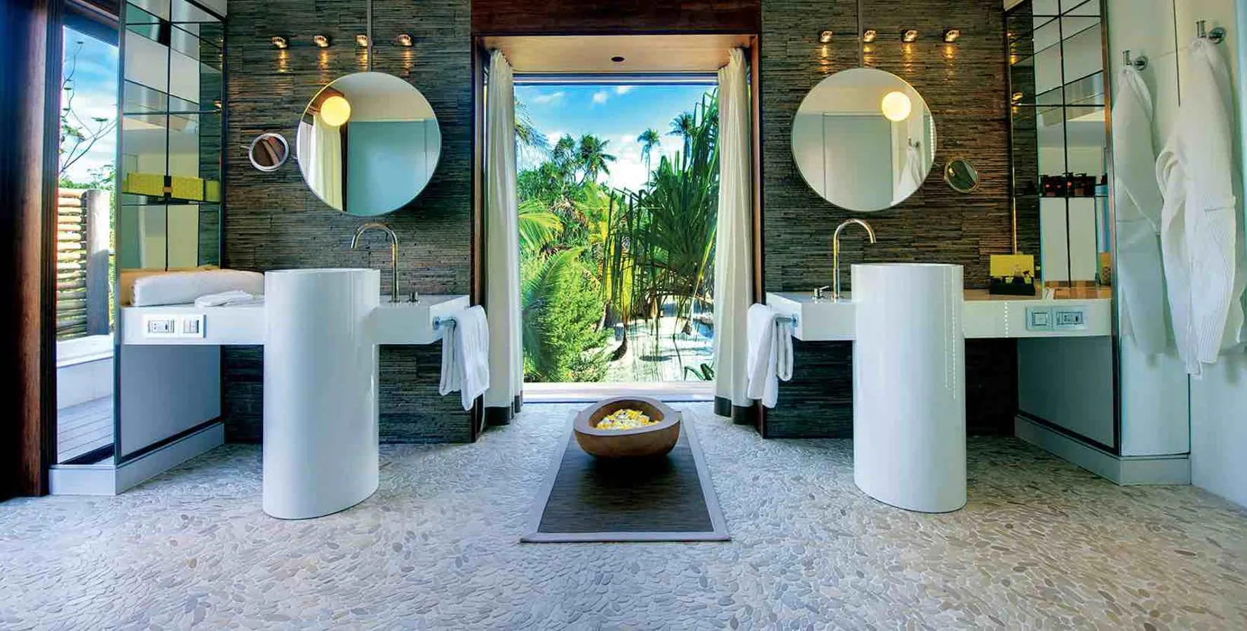 The Brando's. Algunas de las villas son dúplex y su diseño revolucionario incluye una planta abierta al exterior con un vestidor y bañera al aire libre