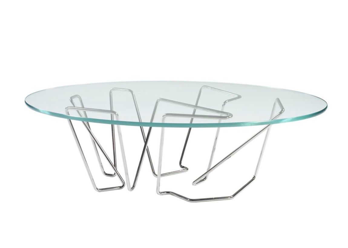 Pollaro x Brad Pitt. La colección, vanguardista y contemporánea, incluye varias mesas, sillones, una bañera de marmol y una cama de matrimonio