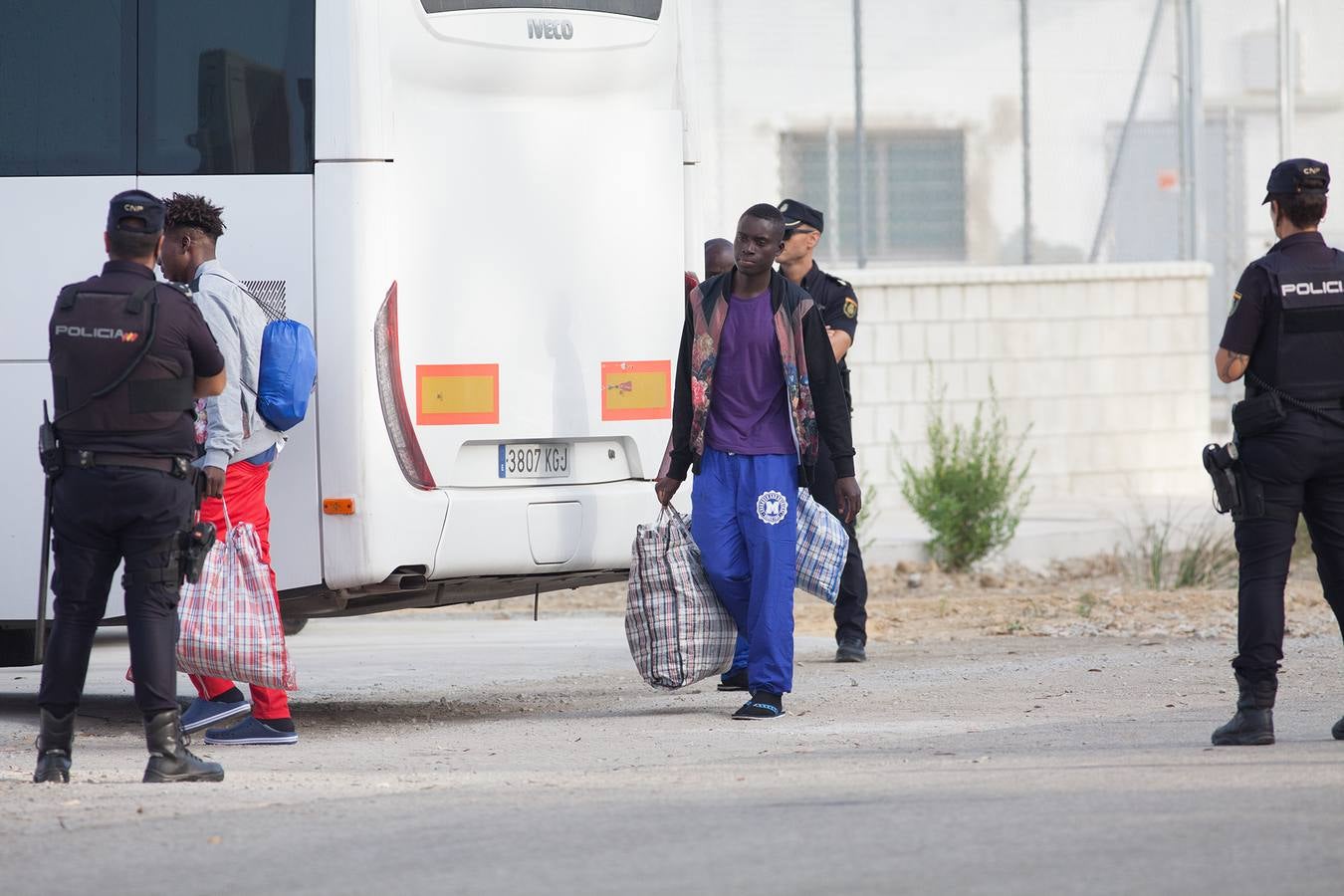 FOTOS: Desembarco de los migrantes del Open Arms en San Roque