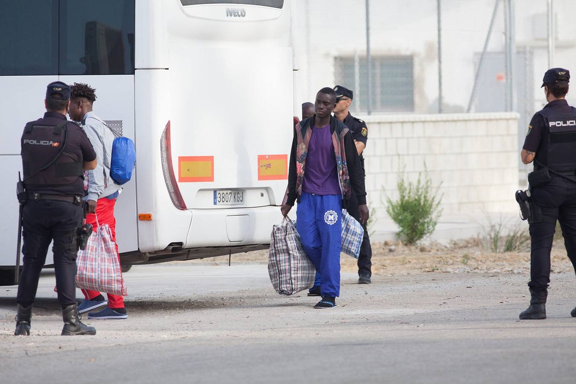 FOTOS: Desembarco de los migrantes del Open Arms en San Roque