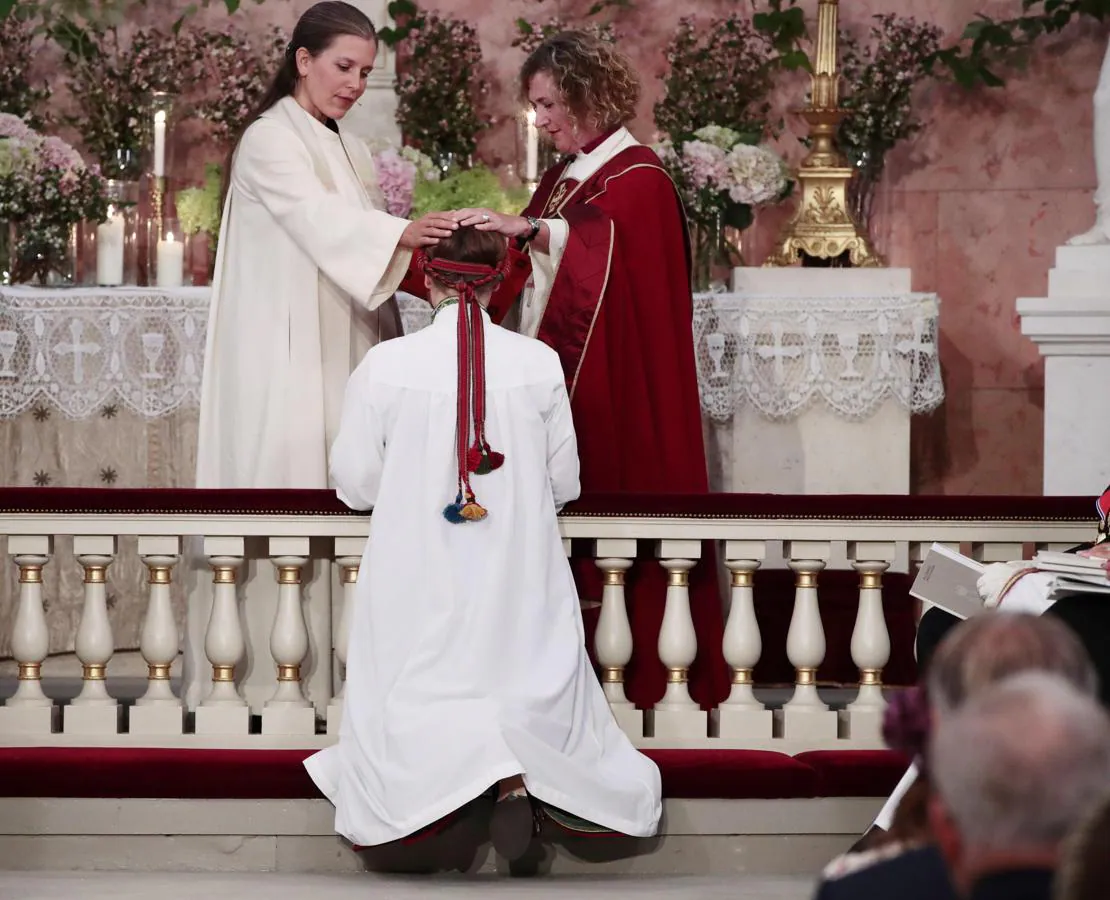 La Princesa Ingrid Alexandra recibiendo la confirmación. La Obispo Kari Veiteberg ha sido la encargada de confirmar a la Princesa Ingrid Alexandra en la capilla del Palacio Real de Oslo, Noruega