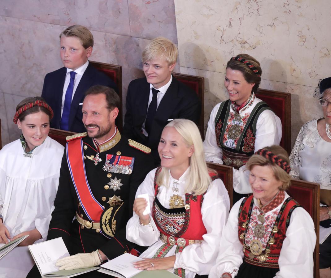 Asistentes a la ceremonia. La Reina Sonja, la Princesa Mette-Marit, el Príncipe Haakon, la Princesa Marta Luisa, Marius Borg Hoiby y el Príncipe Sverre Magnus durante a ceremonia de confirmación de la princesa noruega Ingrid Alexandra.