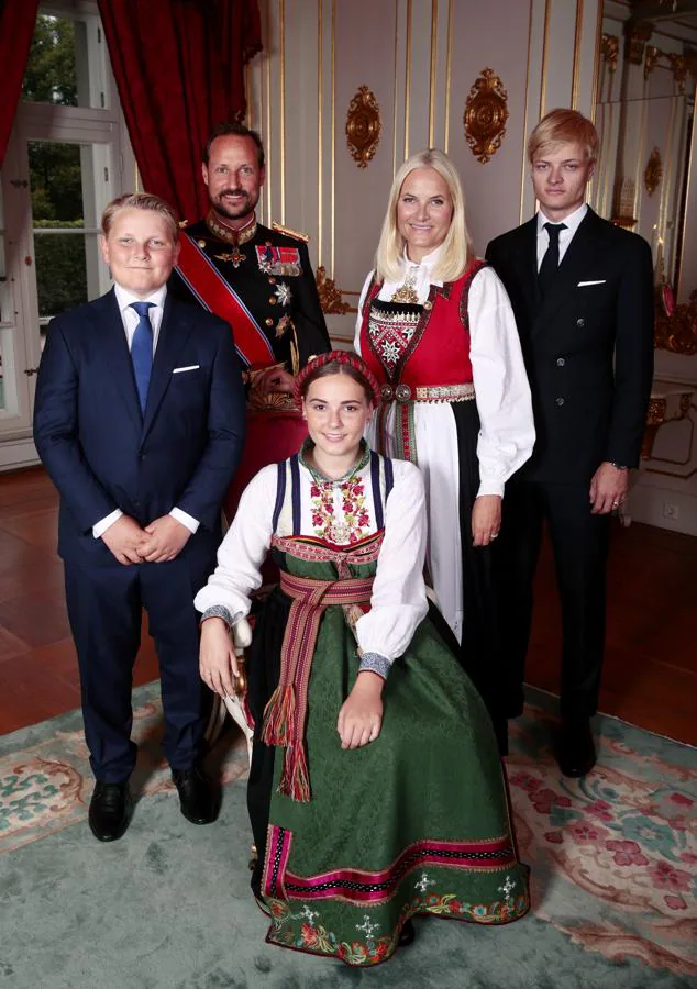 Ingrid Alexandra de Noruega junto a sus padres y sus dos hermanos. La Princesa Ingrid Alexandra de Noruega junto a sus dos hermanos, el Príncipe Sverre Magnus y Marius Borg, y sus padres, Mette-Marit de Noruega y Haakon Magnus de Noruega