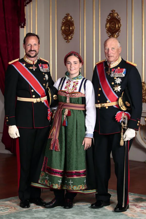 La Princesa Ingrid Alexandra junto a su padre y su abuelo. La Princesa Ingrid Alexandra  posando junto a su abuelo, el Rey Harald V y su padre, el Príncipe heredero Haakon, en el Palacio Real de Oslo, Noruega.