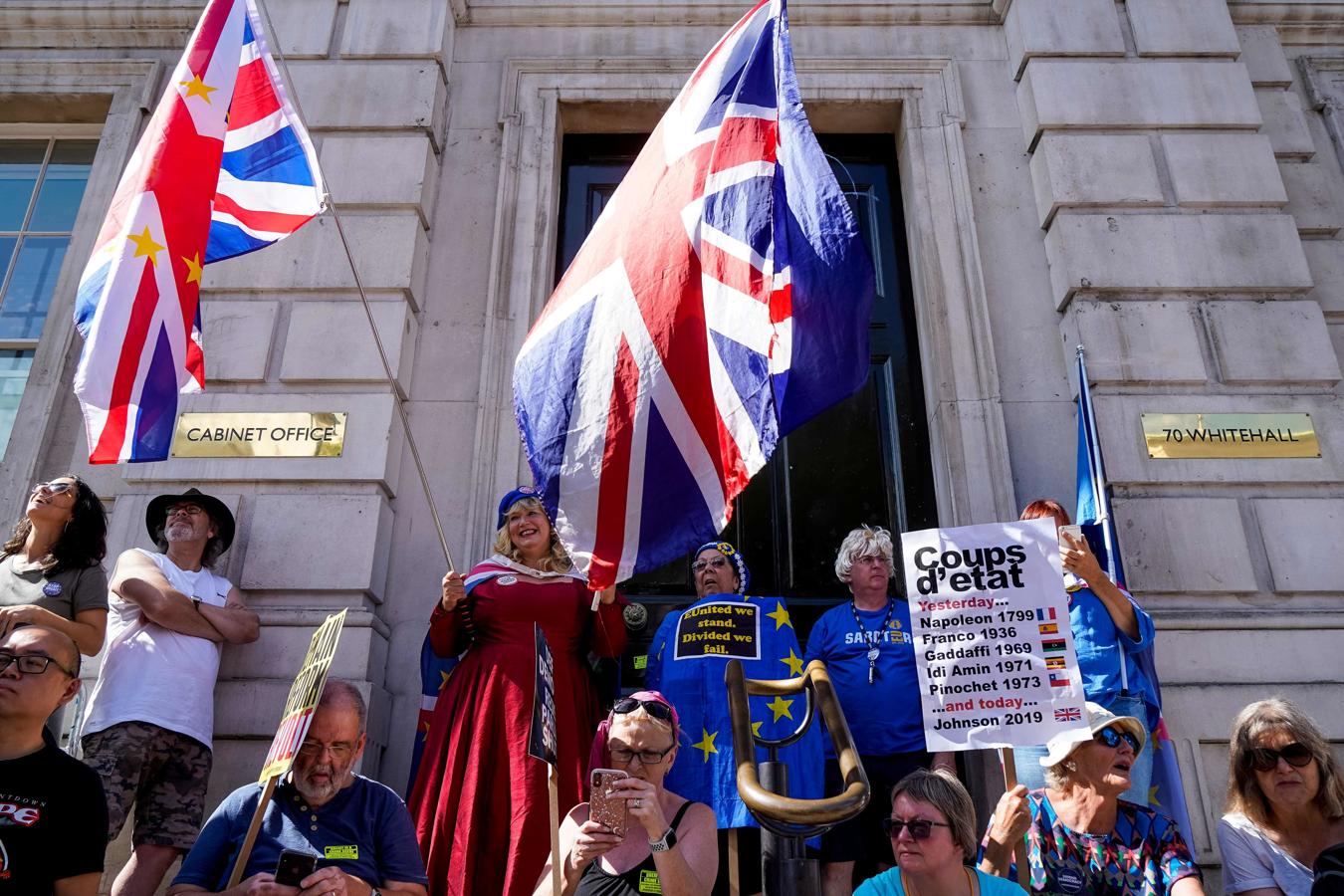 Muñecos con la cara de Boris Johnson y decenas de banderas europeas: así están siendo las protestas del Reino Unido