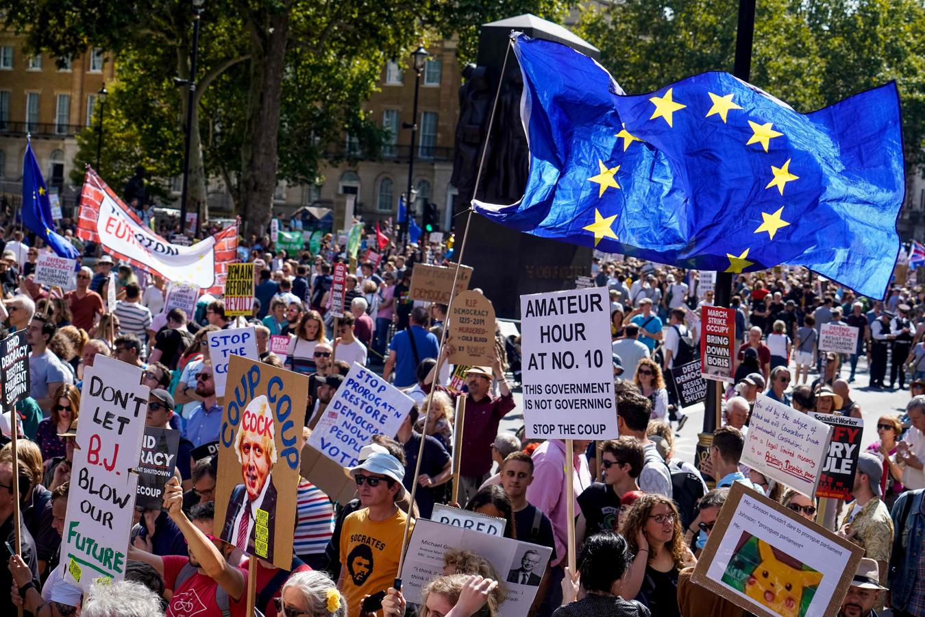 Muñecos con la cara de Boris Johnson y decenas de banderas europeas: así están siendo las protestas del Reino Unido