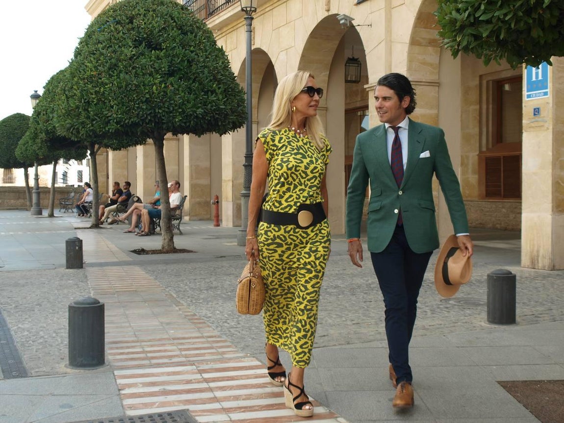 Carmen Lomana y Julián Porras de Figueroa, saliendo del Parador rumbo a la plaza