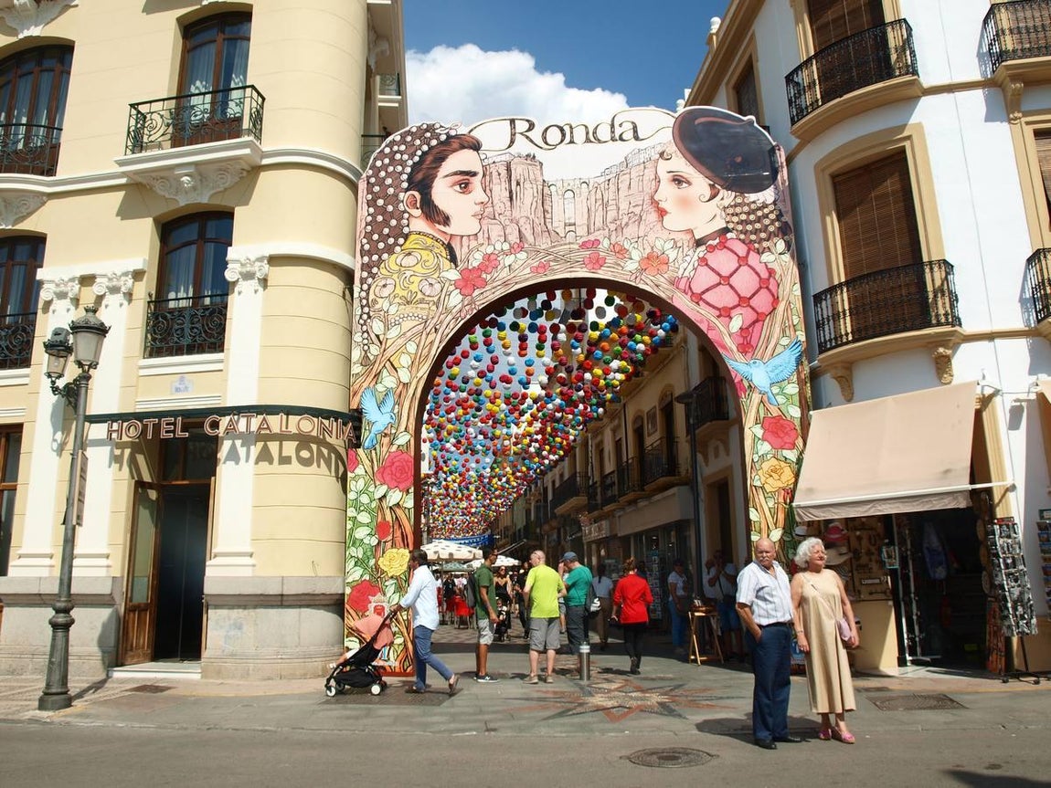 Portada de la engalanada calle La Bola