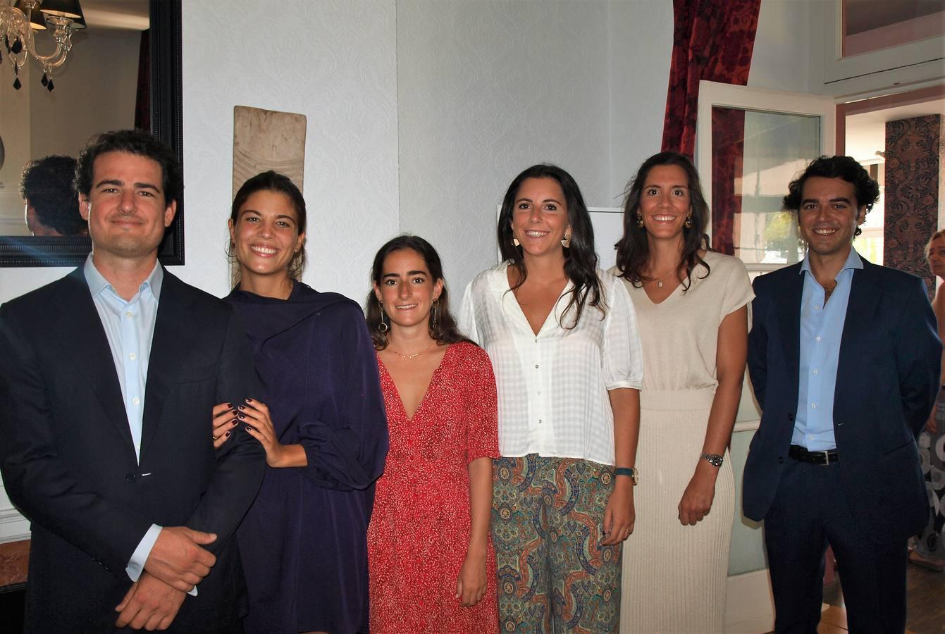 Alfredo Sánchez-Bella, María Albarracín, Inés Amil, Belén Albarracín, Teresa Benjumea y José María Sebastián de Érice