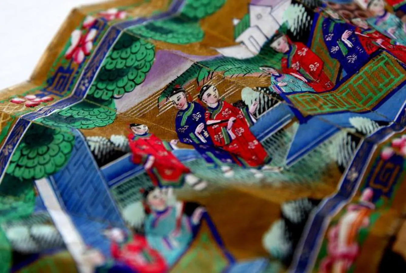 Abanico chino del Museo Nacional de Artes Decorativas. Se denominan «abanicos mandarines», aunque también se llaman de «las mil caras» porque tienen personajes, cuyas caritas son de marfil y los vestidos, de seda. El resto es técnica pictórica.