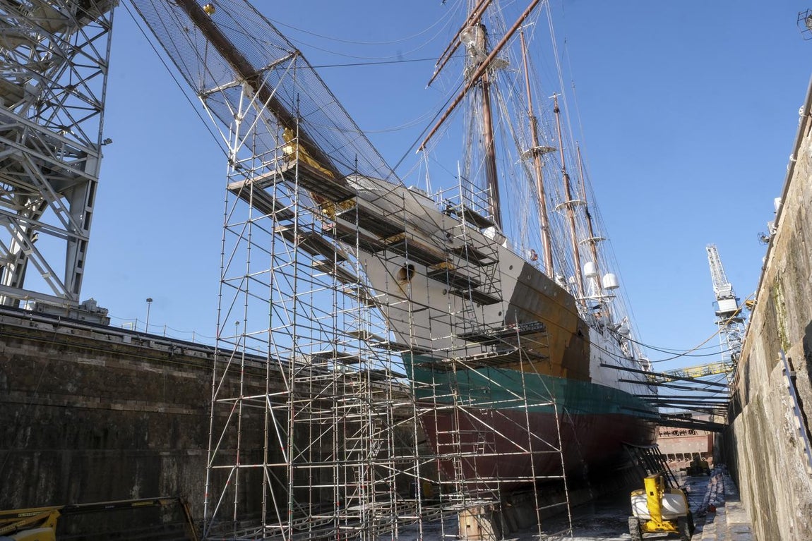 FOTOS: Dentro del dique del Juan Sebastián de Elcano