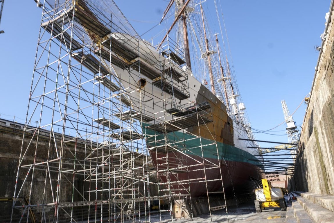 FOTOS: Dentro del dique del Juan Sebastián de Elcano