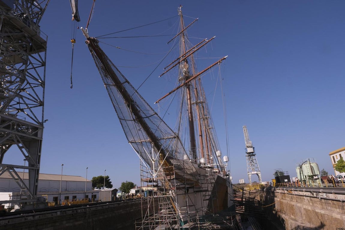 FOTOS: Dentro del dique del Juan Sebastián de Elcano