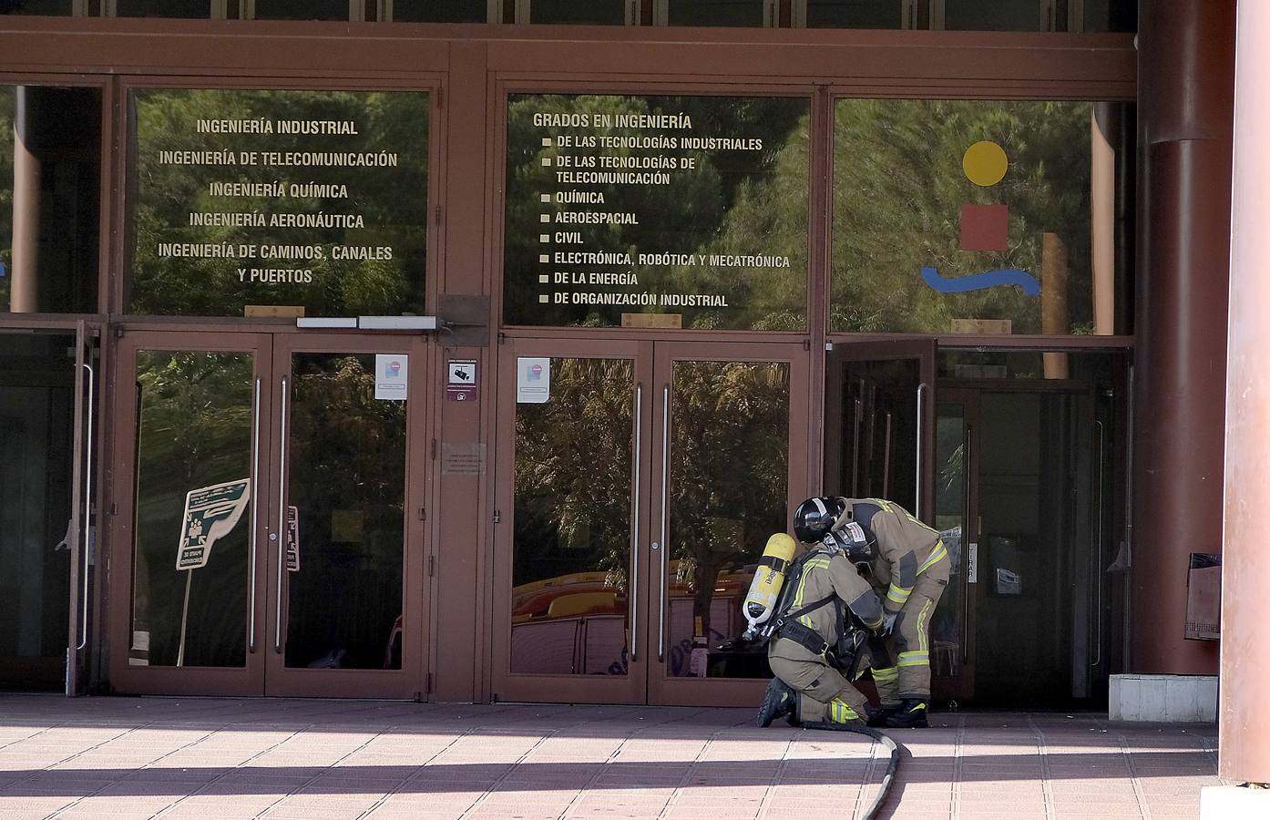 En imágenes, el incendio de la Escuela Superior de Ingeniería de Sevilla