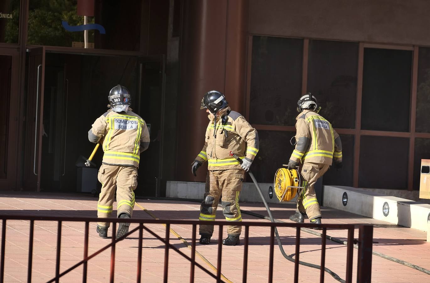 En imágenes, el incendio de la Escuela Superior de Ingeniería de Sevilla