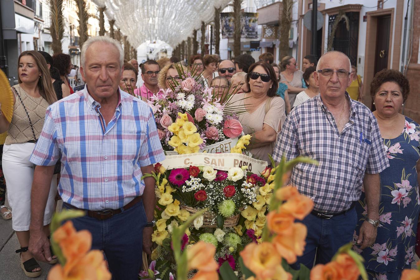 En imágenes, ofrenda floral para la Virgen del Rocío