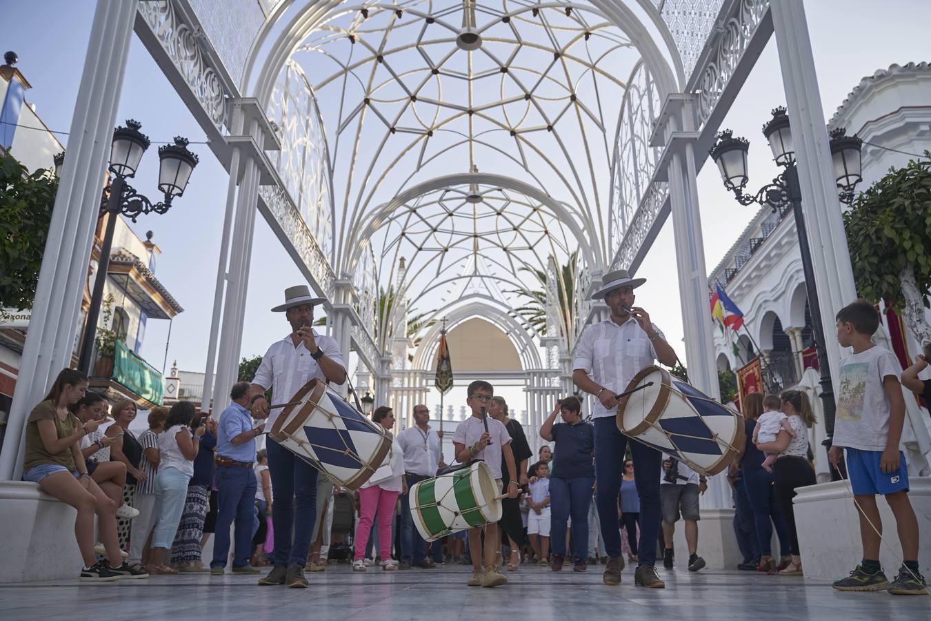 En imágenes, ofrenda floral para la Virgen del Rocío