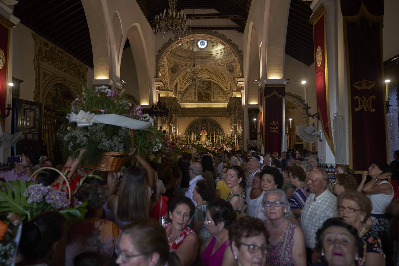 En imágenes, ofrenda floral para la Virgen del Rocío