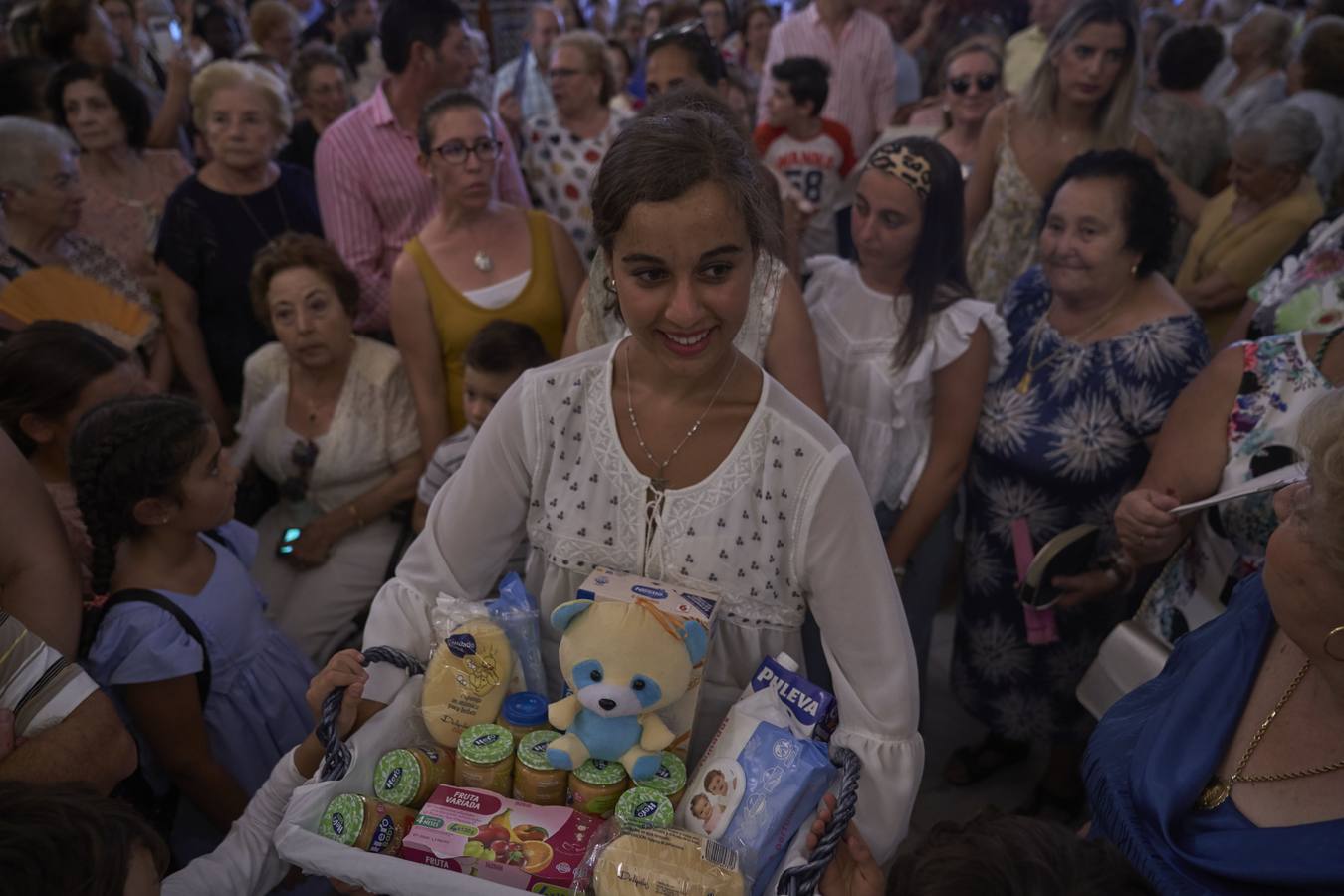 En imágenes, ofrenda floral para la Virgen del Rocío