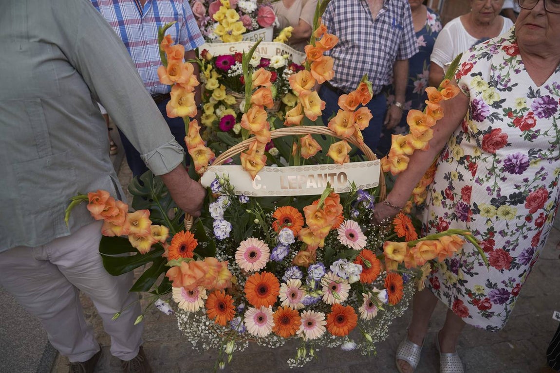 En imágenes, ofrenda floral para la Virgen del Rocío