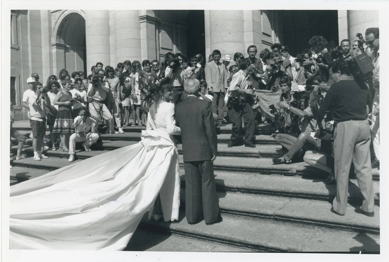 La campeona de esquí Blanca Fernández Ochoa se casó en la Basílica del Monasterio de El Escorial. En la imagen, la campeona de esquí y su padre a su llegada a la Basílica del Monasterio de El Escorial, en 1991. 