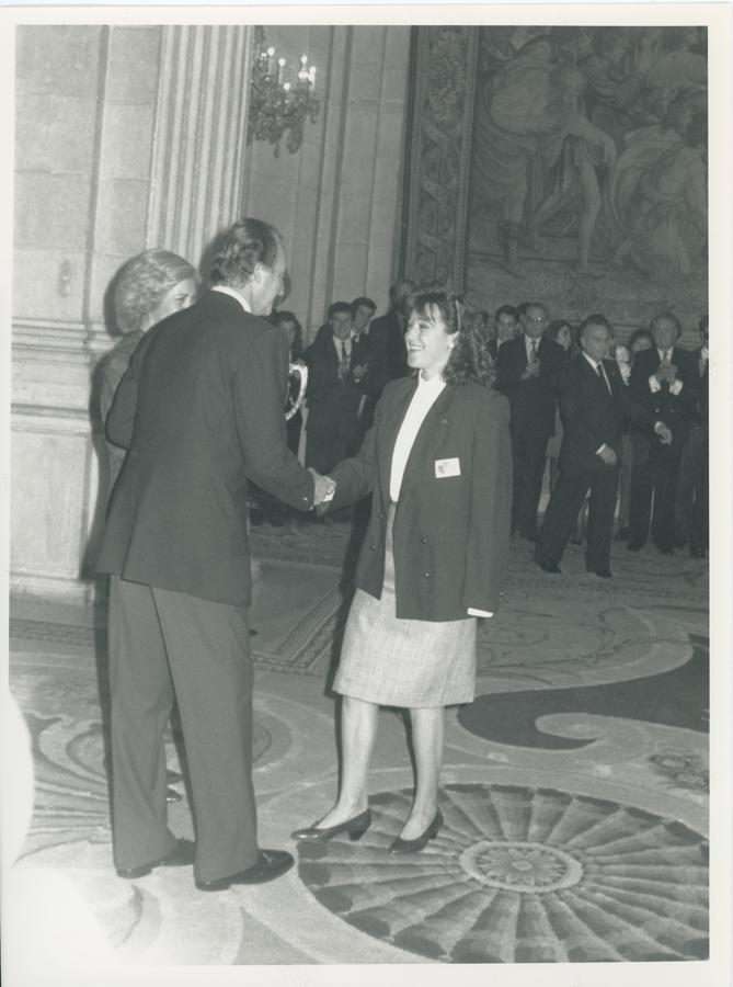 Los Reyes de España entregaron en el Palacio de la Zarzuela, los premios nacionales del Deporte de 1988. En la imagen, Blanca Fernández Ochoa, recidbe de manos de SS. MM. los Reyes Don Juan Carlos y Doña Sofía el premio Reina Sofía. 