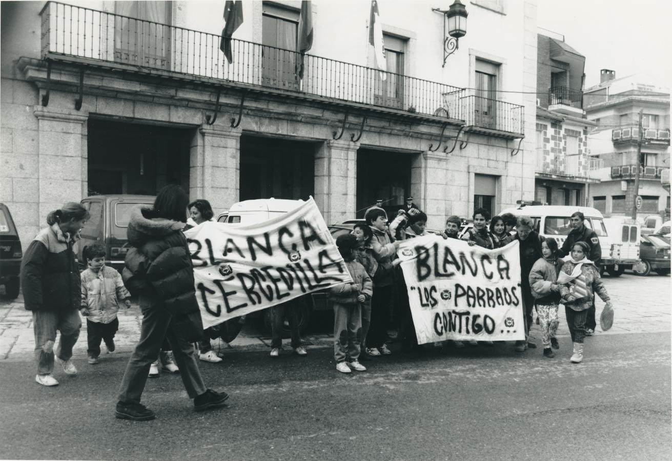 Vecinos y niños de Cercedilla celebran el éxito de Blanca Fernández Ochoa en Albertville (1992). 