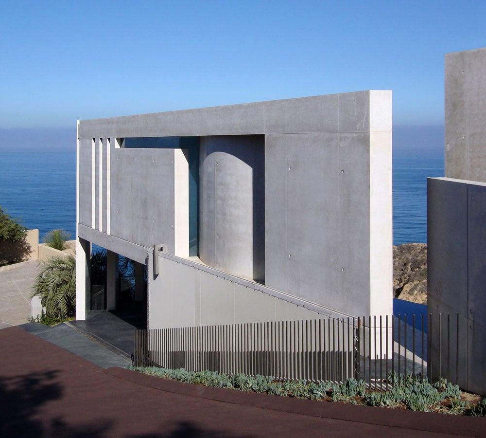 Desde el exterior, la mansión se contempla como grandes y sobrios bloques de hormigón.