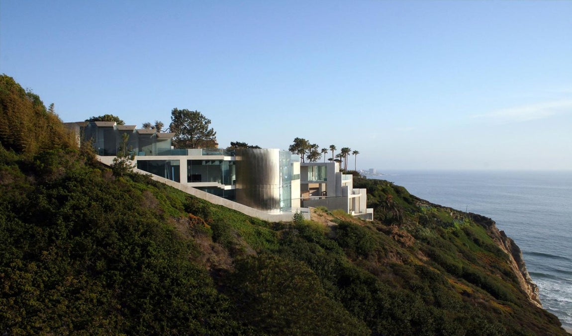 Vistas del acantilado en el que se encuentra ubicada y rodeada de vegetación lo que proteme una gran privacidad a sus nuevos inquilinos.
