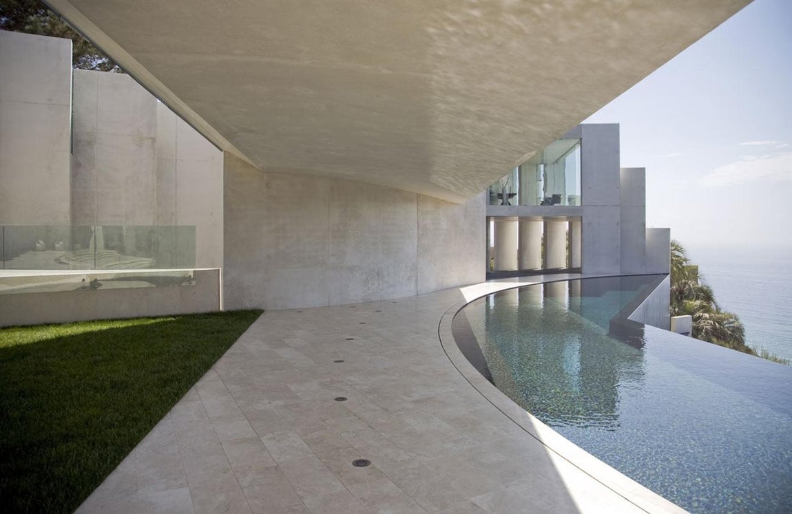 Una de las picinas infinity de la mansión.