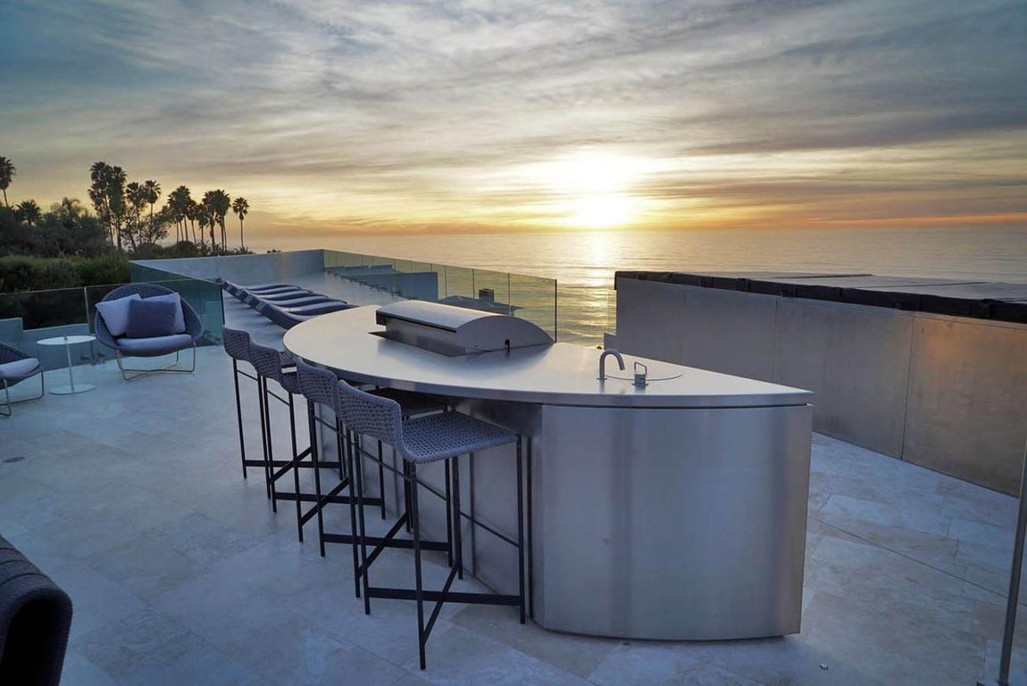 Zona de barbacoa en la azotea con vistas al Pacífico.